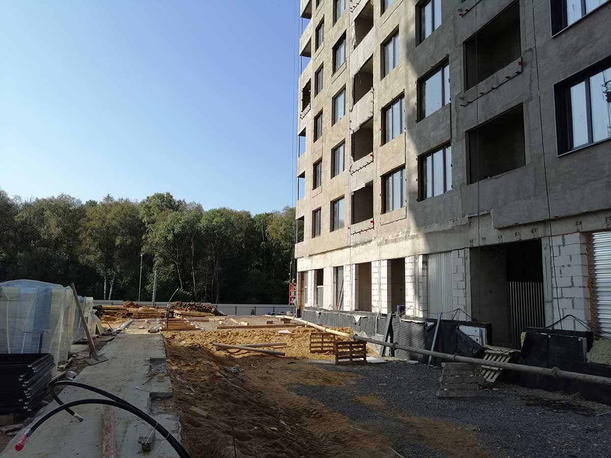 Бетонирование парковочного пространства между жилыми корпусами ЖК «Микрогород в лесу» на Пятницком шоссе